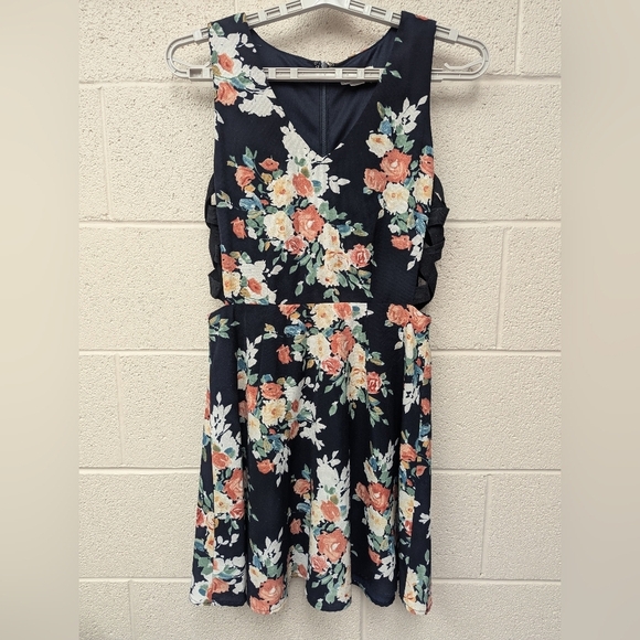 Love Riche Small Floral Sleeveless Dress Lattice Sides - Picture 1 of 14